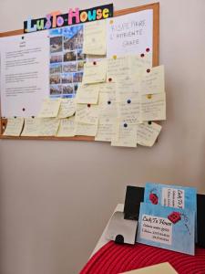 ein Bulletin-Board mit Notizen an der Wand in der Unterkunft LU&TO HOUSE CATANIA in Catania