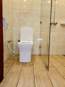 La salle de bains est pourvue d'une douche et de toilettes. dans l'établissement Cozy 2 bedroom in Moshi Town, à Moshi