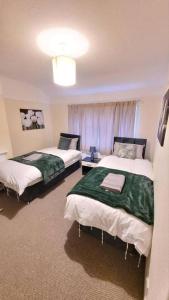 a room with two beds and a room with at 3-Bed House in Warrington in Warrington