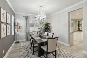 una sala da pranzo con tavolo e sedie di 5BR 3BA Home - King Beds - Fast Wifi home a Victorville