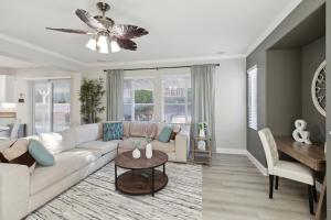 un soggiorno con divano bianco e tavolo di 5BR 3BA Home - King Beds - Fast Wifi home a Victorville