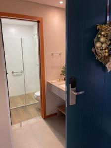 ein Badezimmer mit einem WC und einer Glasdusche an der Hintertür in der Unterkunft Quinta Santa Bárbara ECORESORT in Pirenópolis