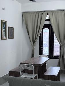 einen Tisch und Stühle in einem Zimmer mit Fenster in der Unterkunft BKR homestay 2bhk in Itānagar