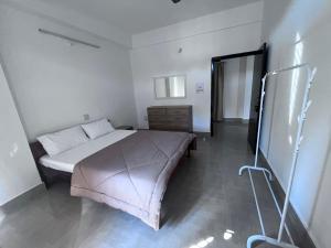 Tempat tidur dalam kamar di BKR homestay 2bhk