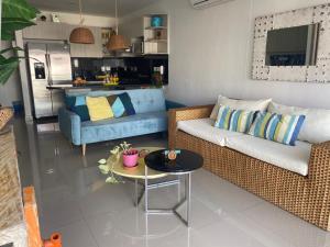 sala de estar con sofá y mesa en Acogedor y lujoso apartamento en edificio infinitum, en Cartagena de Indias