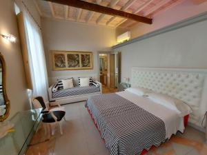 um quarto com uma cama grande e um sofá em Residenza Al Corso Suites em Roma