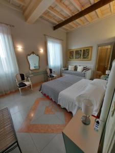 una grande camera da letto con un letto e un divano di Residenza Al Corso Suites a Roma