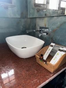 - un lavabo blanc sur un comptoir dans la salle de bains dans l'établissement Hideaway Cottages "Home in Kashmir", à Gulmarg