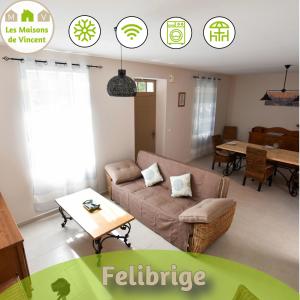 sala de estar con sofá y mesa en Felibrige - Clim - Cour en Arlés