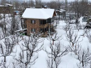 겨울의 Hideaway Cottages "Home in Kashmir"