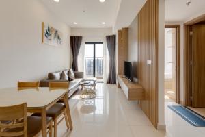 un salon avec un canapé et une table dans l'établissement Smile Home - SOHO Apartment balcony - Modern comfortable, à Hô-Chi-Minh-Ville