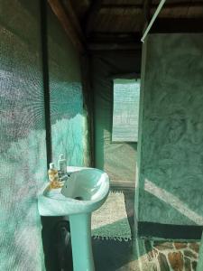 baño con lavabo blanco en una habitación en Kruger Buffalo Hill Lodge, en Phalaborwa