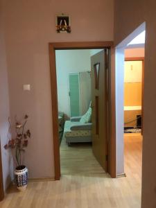 einen Flur mit einer Tür, die zu einem Schlafzimmer führt in der Unterkunft Квартира in Almaty