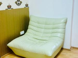- un canapé blanc dans un coin de pièce dans l'établissement Sweet apartment, à Bratislava