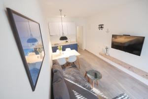 Televízia a/alebo spoločenská miestnosť v ubytovaní Apartment Floresita