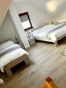 Ένα ή περισσότερα κρεβάτια σε δωμάτιο στο Apartmány Louka