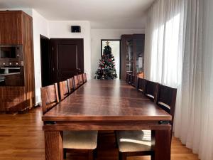 a long table with chairs and a christmas tree at Entheos in Vŭrben