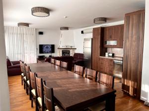 cocina y comedor con mesa larga y sillas en Entheos, en Vŭrben