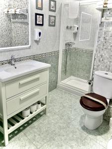 A bathroom at EL RAMILLETE