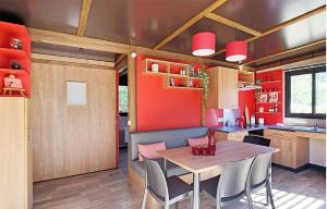 eine Küche und ein Esszimmer mit einem Tisch und Stühlen in der Unterkunft Ferme des Poulardieres in Crouy-sur-Cosson