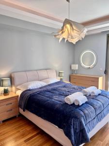 1 dormitorio con 1 cama con 2 toallas en PerissaHouse SKG I, en Tesalónica