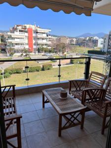 - Balcón con mesa y sillas y vistas a la ciudad en PerissaHouse SKG I, en Tesalónica