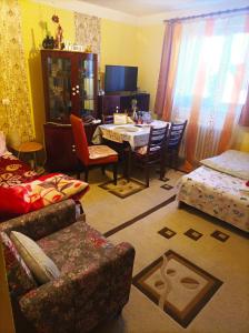 a living room with a table and chairs and a dining room at Apartament cu doua camere și grădină in Cluj-Napoca