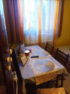 a table with two plates on it with a window at Apartament cu doua camere și grădină in Cluj-Napoca