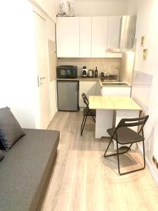 una pequeña cocina con mesa y sillas en una habitación en d.s house mare & sentieri, en Rapallo