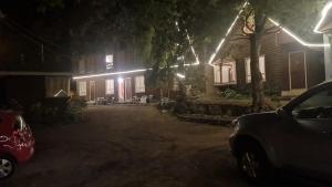 una casa con un coche aparcado delante de ella por la noche en Cabañas Rucahue, en Pucón