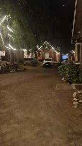 普孔的住宿－Cabañas Rucahue，夜间停在房子前面的汽车