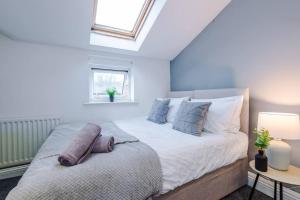 Una cama o camas en una habitación de Modern 1-Bedroom Apartment with Free Wi-Fi and Parking by Amazing Spaces Relocations Ltd