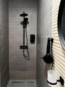 La salle de bains est pourvue d'une douche avec un pommeau de douche. dans l'établissement Elena Apartments, à Ljubljana