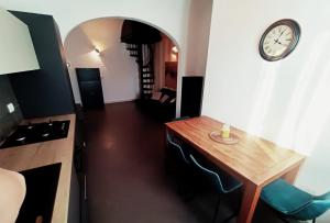 una habitación con una mesa y un reloj en la pared en Lucky House Pisa, en Cascina