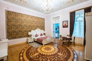 1 dormitorio grande con 1 cama y 1 mesa en Prestige Prime Hotel en Bakú