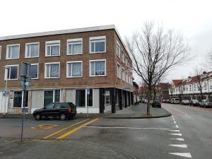 een auto geparkeerd voor een gebouw in een straat bij Maya sweet rooms in Heerlen