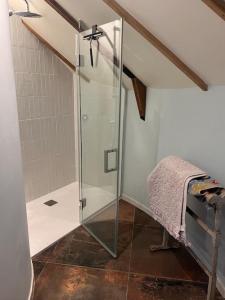 um chuveiro com uma porta de vidro na casa de banho em Unique luxury self-contained oast apartment em Kent