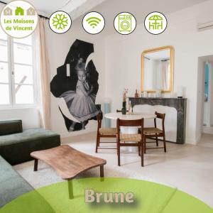 sala de estar con mesa y espejo en Brune, Clim - Ultra Central, en Arles