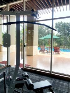 Bazén v ubytování Apt Transpark Cibubur 2 BR With Wi-Fi & Pool nebo v jeho okolí