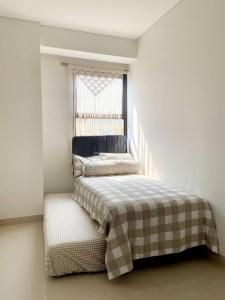 Postel nebo postele na pokoji v ubytování Apt Transpark Cibubur 2 BR With Wi-Fi & Pool
