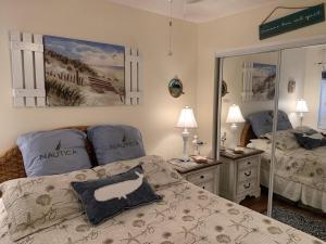 マートルビーチにあるCarolina Shores llのベッドルーム(ベッド1台、大きな鏡付)