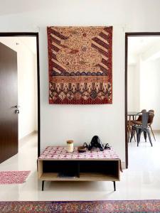 Posezení v ubytování Apt Transpark Cibubur 2 BR With Wi-Fi & Pool