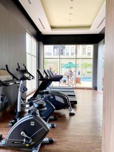 - une salle de sport avec plusieurs vélos cardiovasculaires dans l'établissement Apt Transpark Cibubur 2 BR With Wi-Fi & Pool, à Kalimanggis