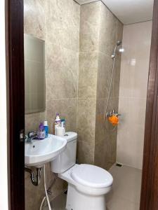 Koupelna v ubytování Apt Transpark Cibubur 2 BR With Wi-Fi & Pool