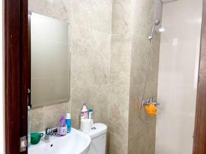 Koupelna v ubytování Apt Transpark Cibubur 2 BR With Wi-Fi & Pool