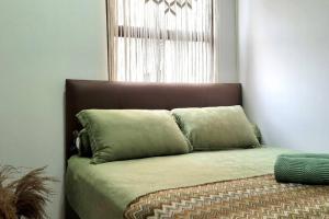 Postel nebo postele na pokoji v ubytování Apt Transpark Cibubur 2 BR With Wi-Fi & Pool