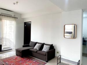 Posezení v ubytování Apt Transpark Cibubur 2 BR With Wi-Fi & Pool