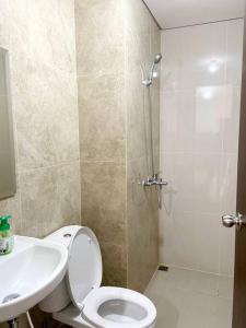 Koupelna v ubytování Apt Transpark Cibubur 2 BR With Wi-Fi & Pool