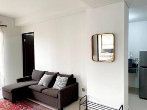 Posezení v ubytování Apt Transpark Cibubur 2 BR With Wi-Fi & Pool