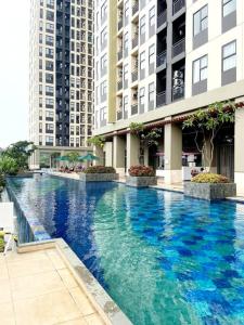 Bazén v ubytování Apt Transpark Cibubur 2 BR With Wi-Fi & Pool nebo v jeho okolí